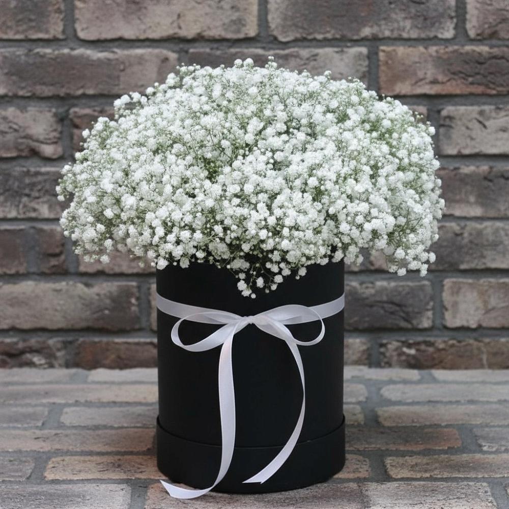 Цветочная композиция из Гипсофила в шляпной коробке в Ногинске