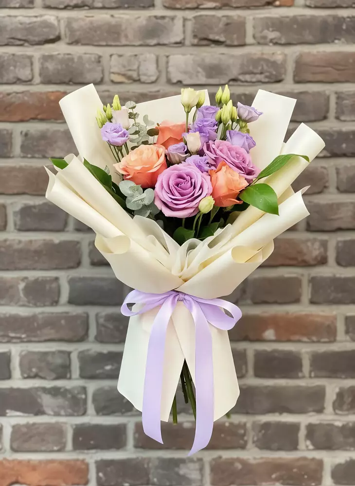 Букет цветов из: Лизиантусы и Розы в Ногинске