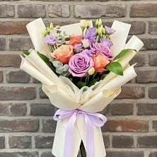 Букет цветов из:  Лизиантусы и Розы в Ногинске