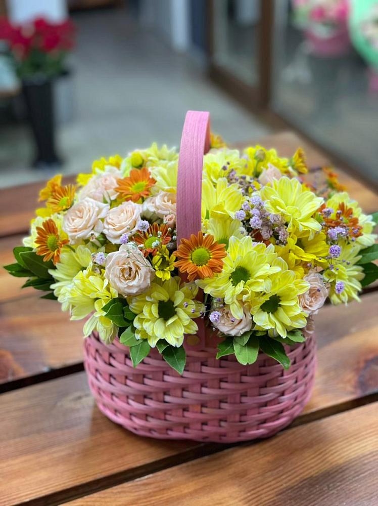 Цветочная композиция из Хризантемы и Розы в корзине в Ногинске