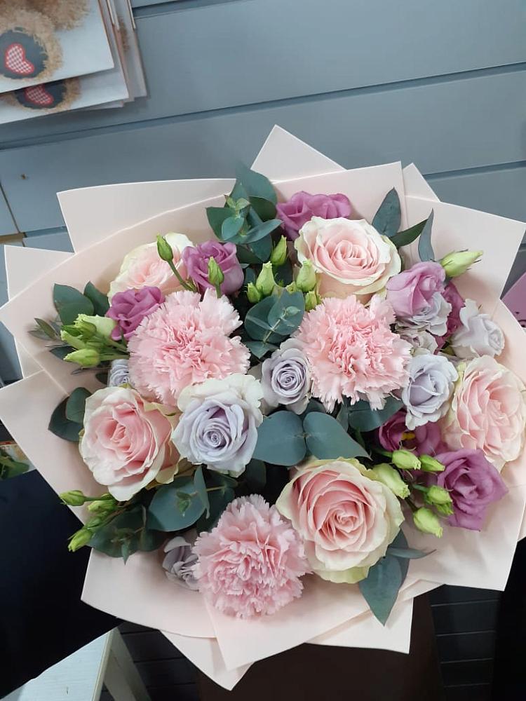 Букет цветов из: Розы, Гвоздики и Лизиантусы в Ногинске